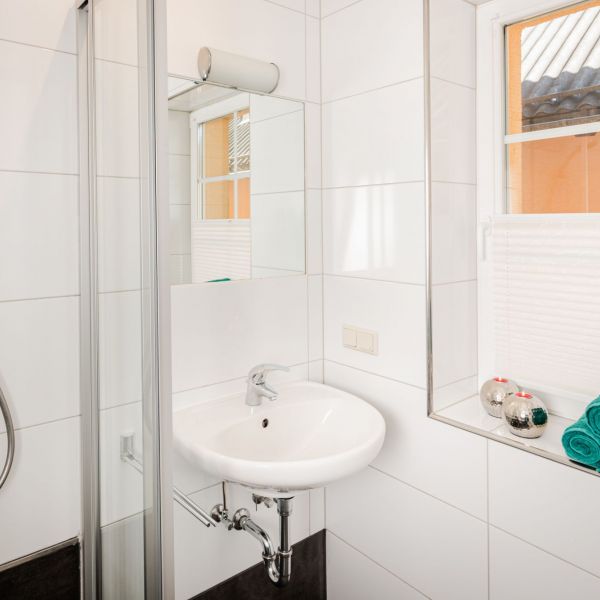 Bathroom with sink and shower - Leonhardsblick apartments